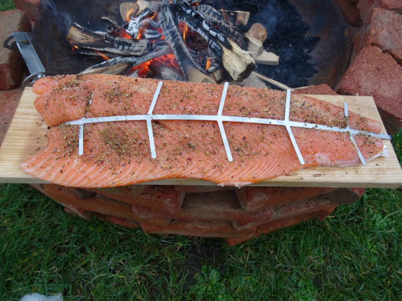 Flammlachs-Brett mit verstellb. Edelstahlhalterung fr Feuerschalen