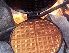 Chuckwagon Waffeleisen mit Stiel und Holzgriff