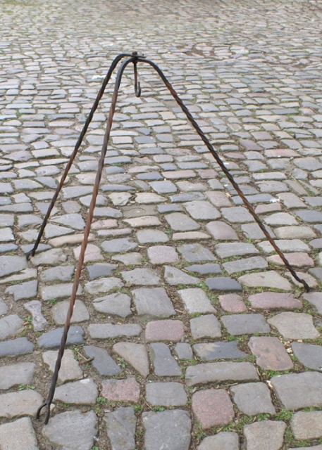 Dreibein, handgeschmiedet, Hhe ca. 110cm