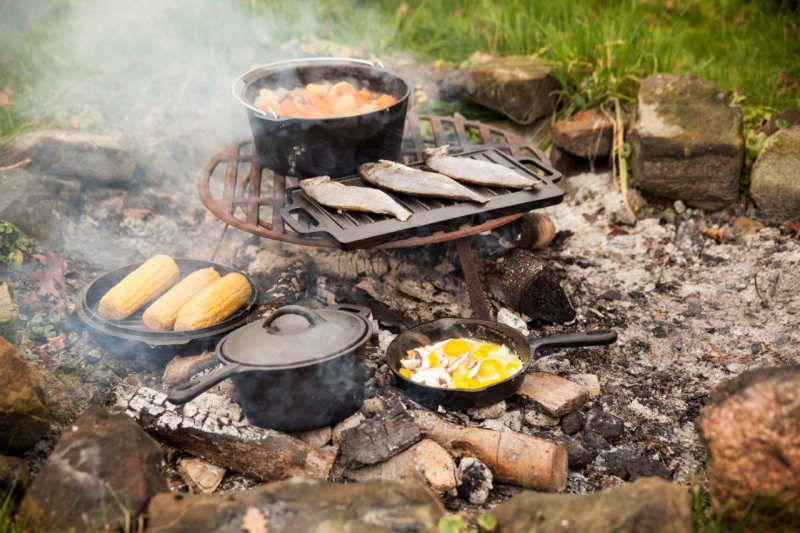 Dutch-Oven Set, 7-teiliges Outdoor Koch- und Grillset aus Gusseisen