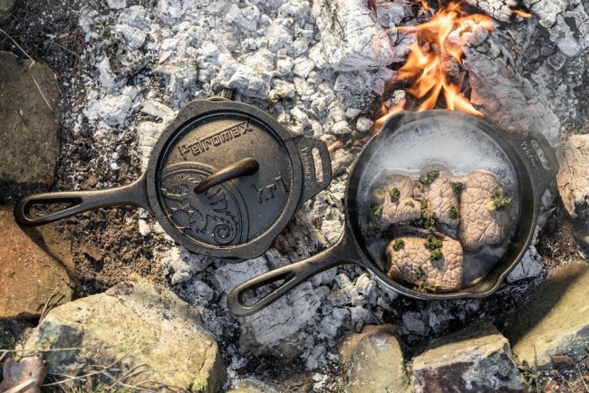 Gusseiserne Kasserolle mit Deckel kr1